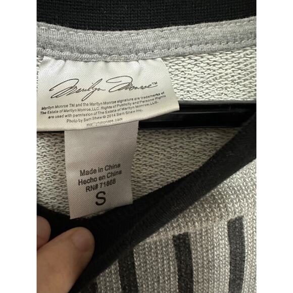 MARILYN MONROE Graphic Print Woman’s Grey/Black Pullover Sweatshirt Size Small - Picture 4 of 4